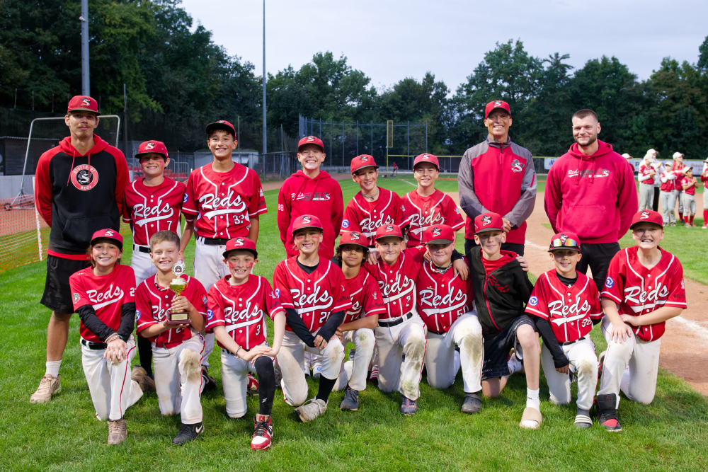 Das U12-Team der Stuttgart Reds mit dem Pokal für den Fünftplatzierten bei den Deutschen Meisterschaften. (Foto: Iris Drobny)