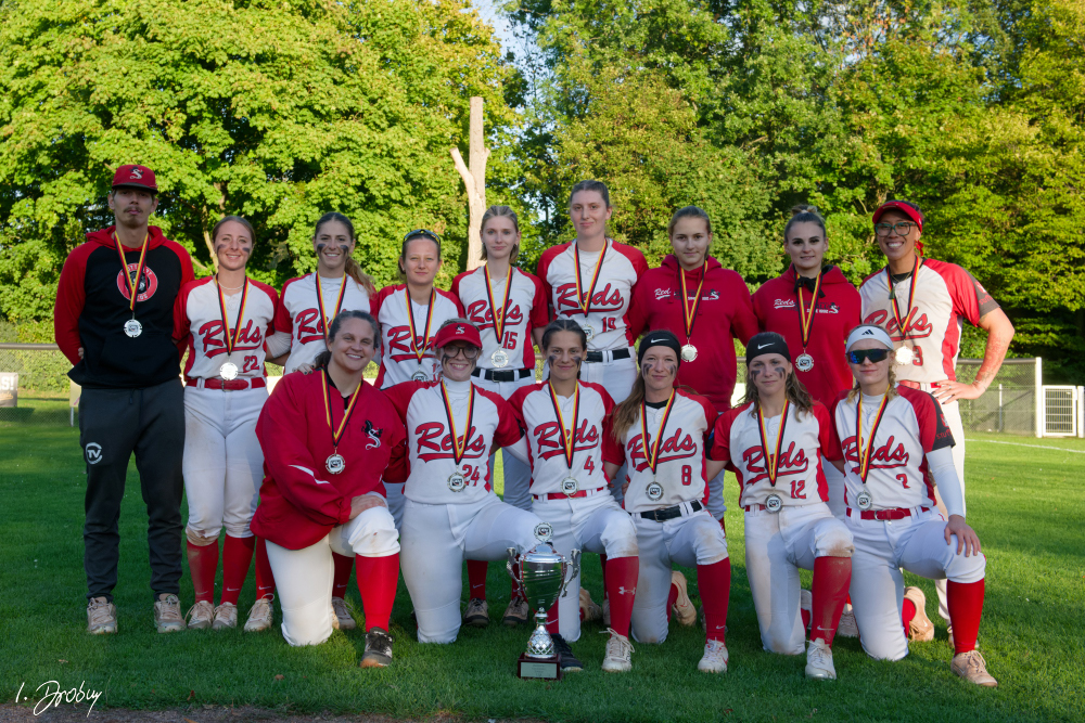 Das Softball-Team der Stuttgart Reds mit den Silbermedaillen. Die Stuttgarterinnen konnten dieses Jahr erst im Finale durch die Bonn Capitals gestoppt werden. (Foto: Iris Drobny)