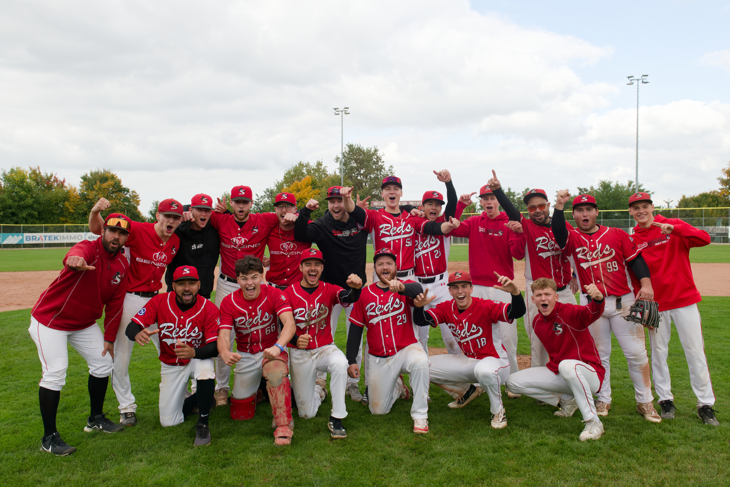 Großer Jubel nach dem 10:9-Erfolg vor heimischen Publikum: Die Stuttgart Reds 2 sind "Champions" der 2. Baseball-Bundesligen im Süden. (Foto: Iris Drobny)