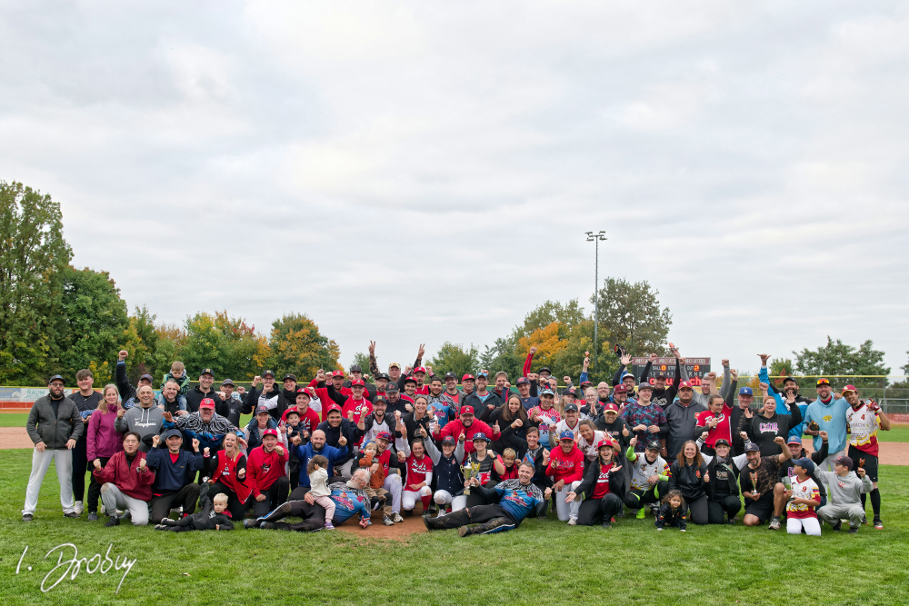 Der Rusty Cup: das klassische Saisonfinale, das die Reds jedes Jahr mit den befreundeten Teams für einen spannenden Softball-Tag vor der Winterpause zusammenbringt. (Foto: Iris Drobny)