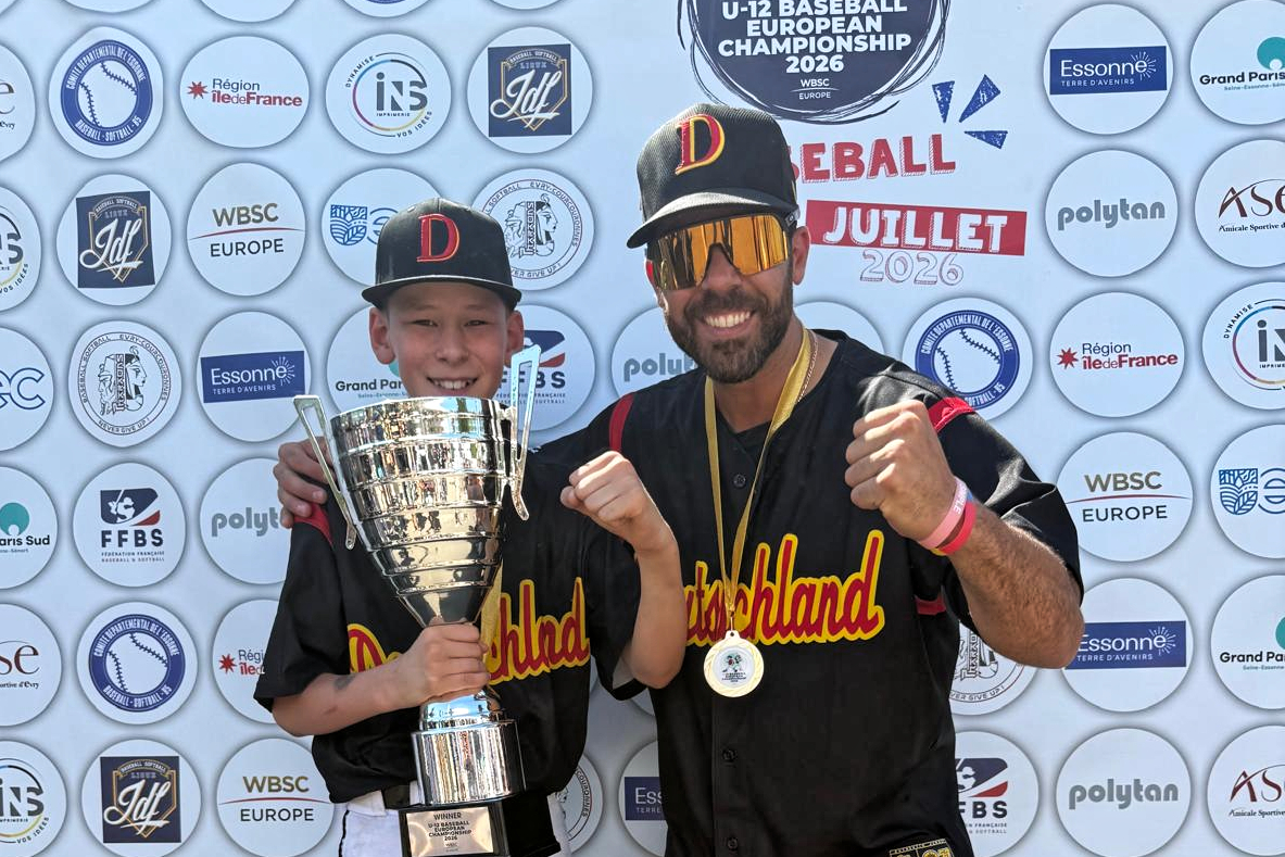 U12-Europameister Azuma Awokou mit dem Pokal. Re.: Xavi Gonzalez von den Stuttgart Reds war Teil des Coachingteams der erfolgreichen deutschen Mannschaft.