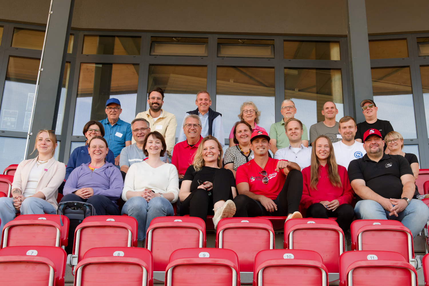 Ministerin Theresa Schopper (mittlere Reihe, 4.v.l.) gemeinsam mit Mitarbeiterinnen und Mitarbeitern des Ministeriums für Landesentwicklung und Wohnen sowie Vertreterinnen und Vertretern des TV Cannstatt und der Stuttgart Reds auf der Tribüne im TVC Ballpark. (Foto: Iris Drobny)