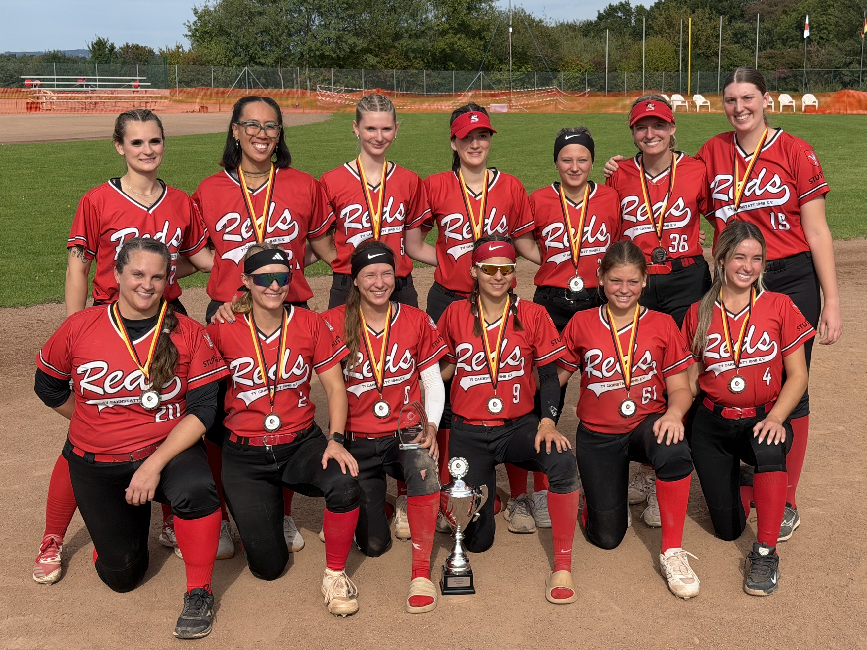 Die Stuttgart Reds sind – wie schon 2025 – Deutscher Vizemeister im Softball. Das Team unterlag auch im 3. Spiel der Playoff-Finalserie denkbar knapp mit 7:6 in Extra Innings. Im Bild (v.l. hintere Reihe) Donna Baisch, Makea-Al Kaluau, Leticia Homberg, Laura Hartmann, Isabelle Schmid, Gina Meimann, Maite Homberg; (vordere Reihe) Hope Cornell, Alia Petzold, Ann-Kathrin Stepniak, Ada Kaschl, Madita Wenzl und Sophia Moschos. (Foto: Martin Homberg)