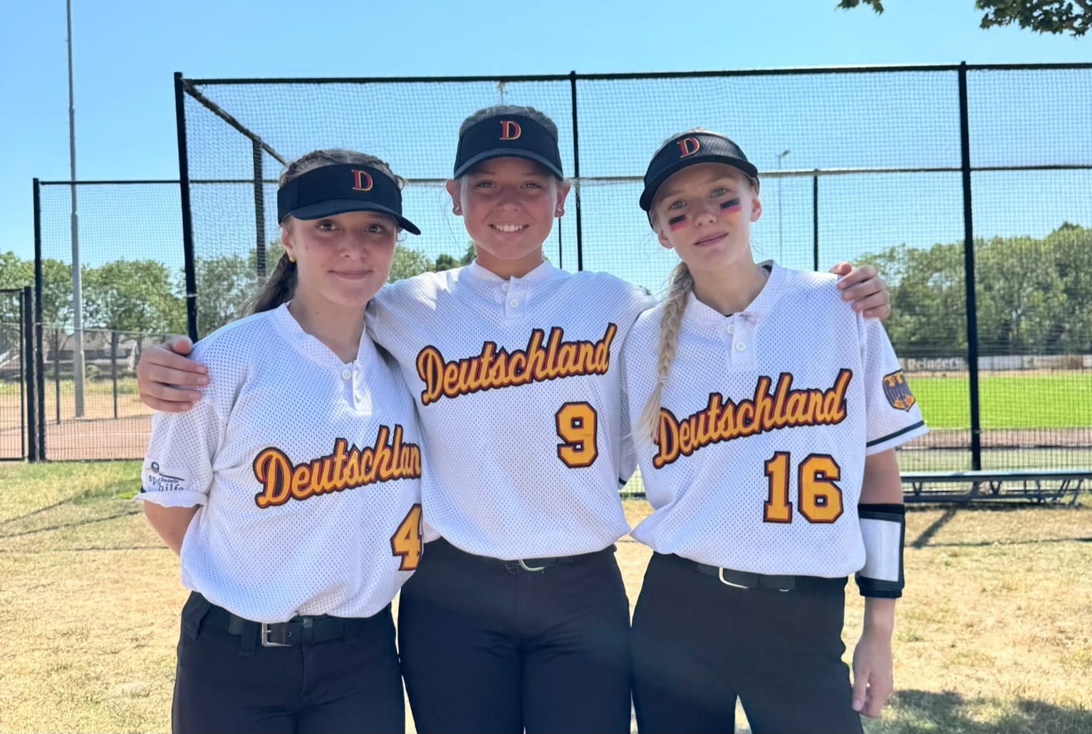 Drei Reds-Spielerinnen in der U15-Softball-Nationalmannschaft (v.l.n.r.): Eliza Feridouni, Madita Wenzl und Emely Frohnert.