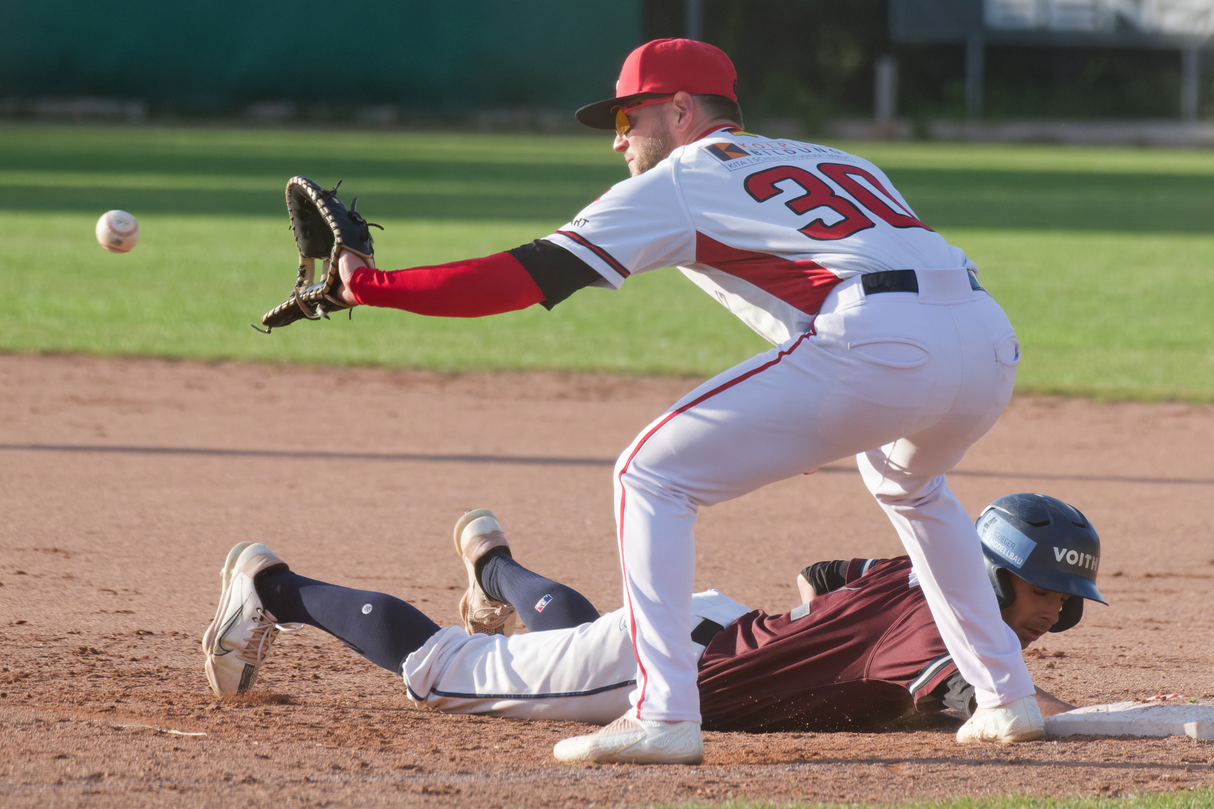 Pickoff-Versuch der Reds an der 1. Base. (Foto: Iris Drobny)