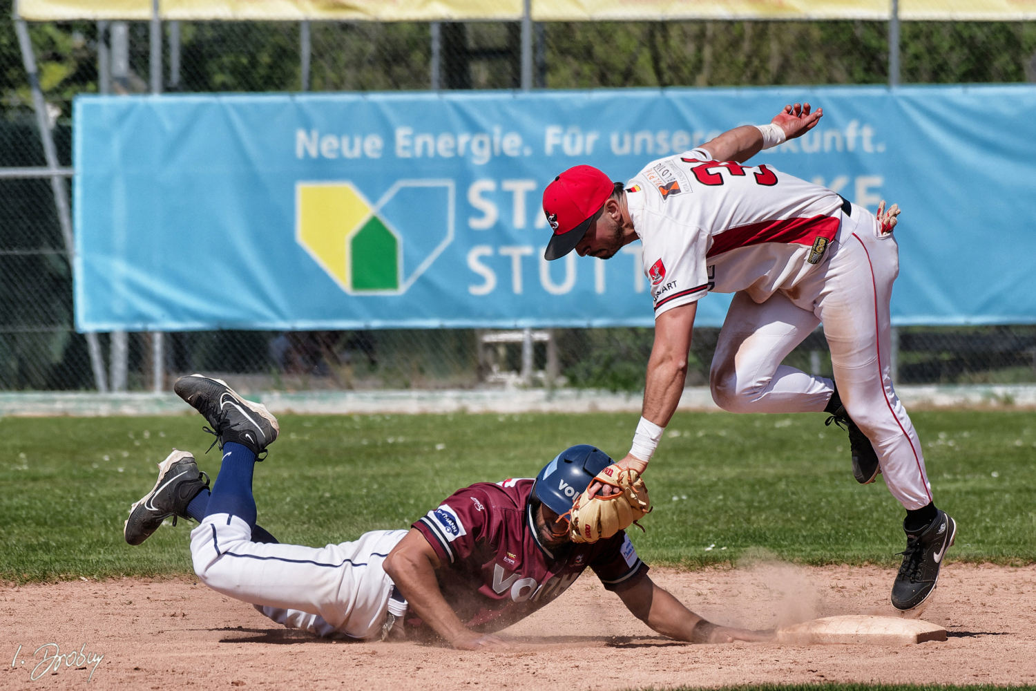 Mit spektakulären Defensivaktionen begeisterten die Reds ihre Fans beim Home Opener. Hier macht Second Baseman Austin Bull den Heidenheimer Runner an der 2. Base aus. (Foto: Iris Drobny)