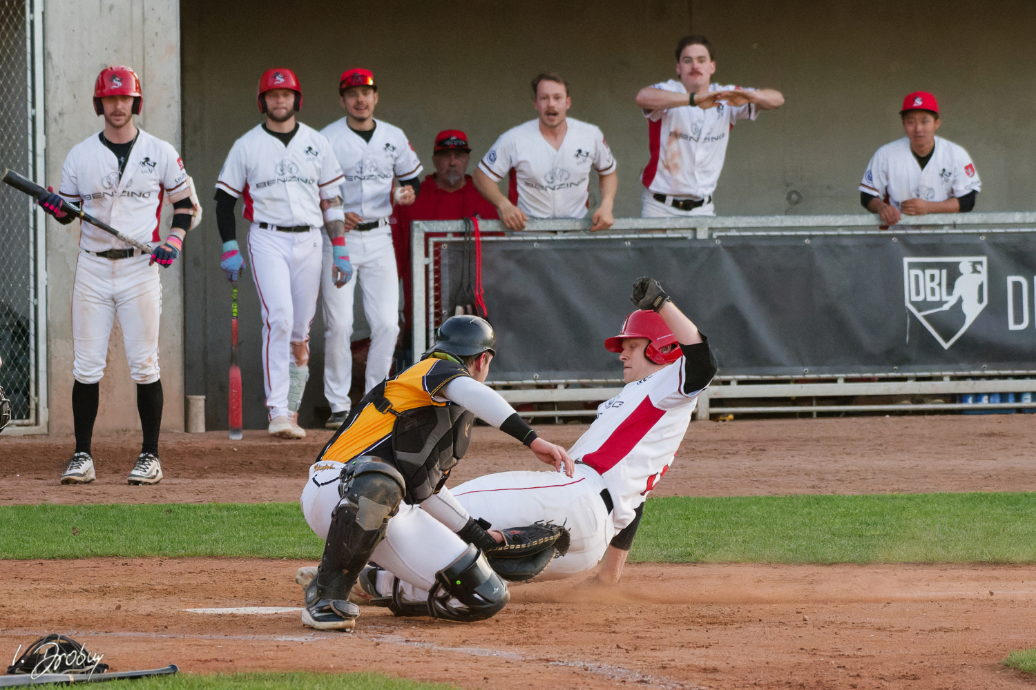 Jannik Denz rutscht sicher über die Home Plate und punktet. Der Reds-Rightfielder lieferte gegen München-Haar defensiv wie offensiv eine überragende Leistung ab. (Foto: Iris Drobny)