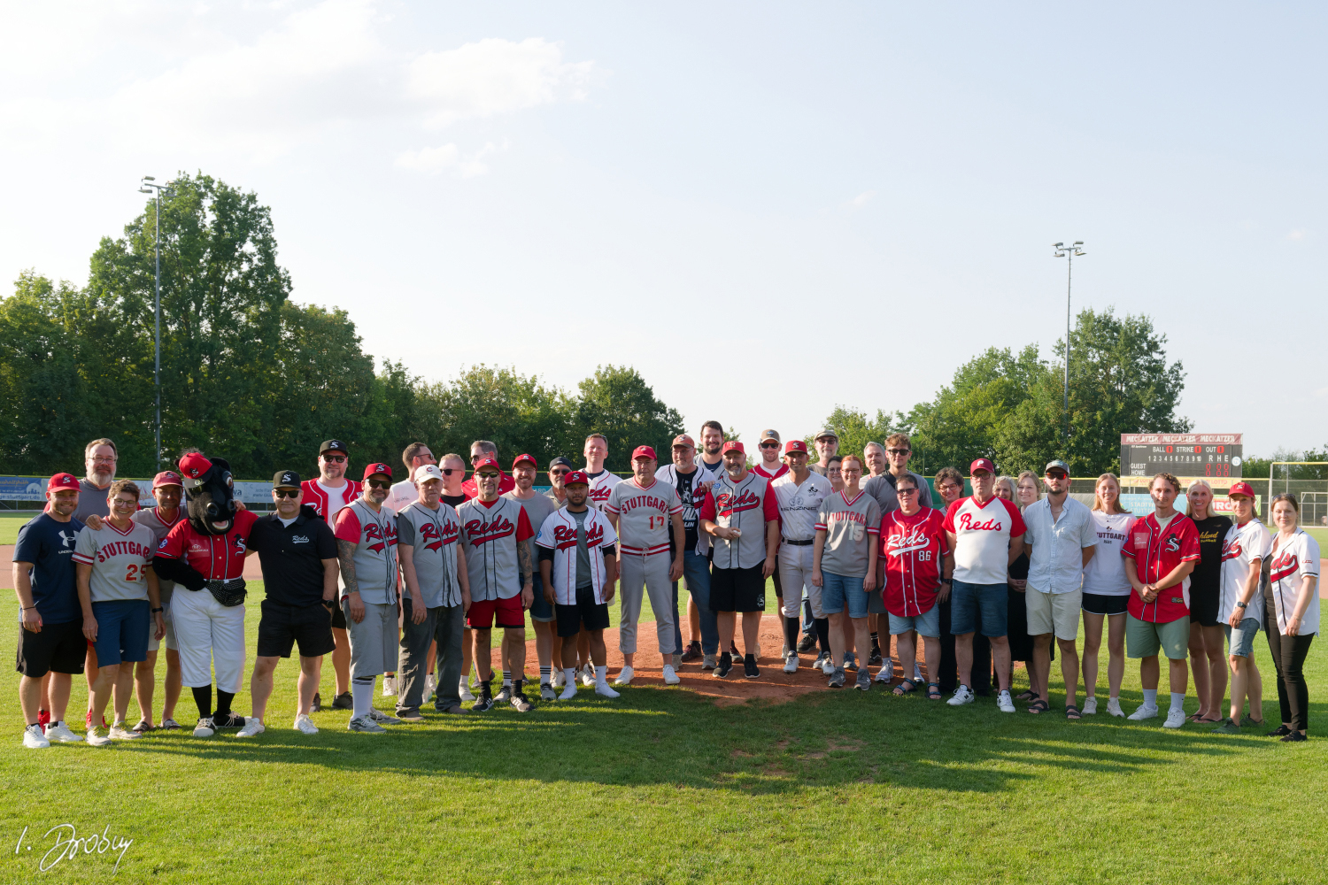 Die "Ehemaligen" der Stuttgart Reds begeistern sich noch immer für "Ihren" Sport. (Foto: Iris Drobny)